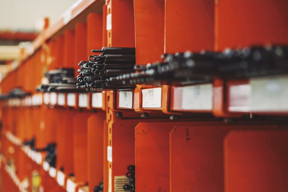 Resortes de gas almacenados por referencia en las estanterías del almacén